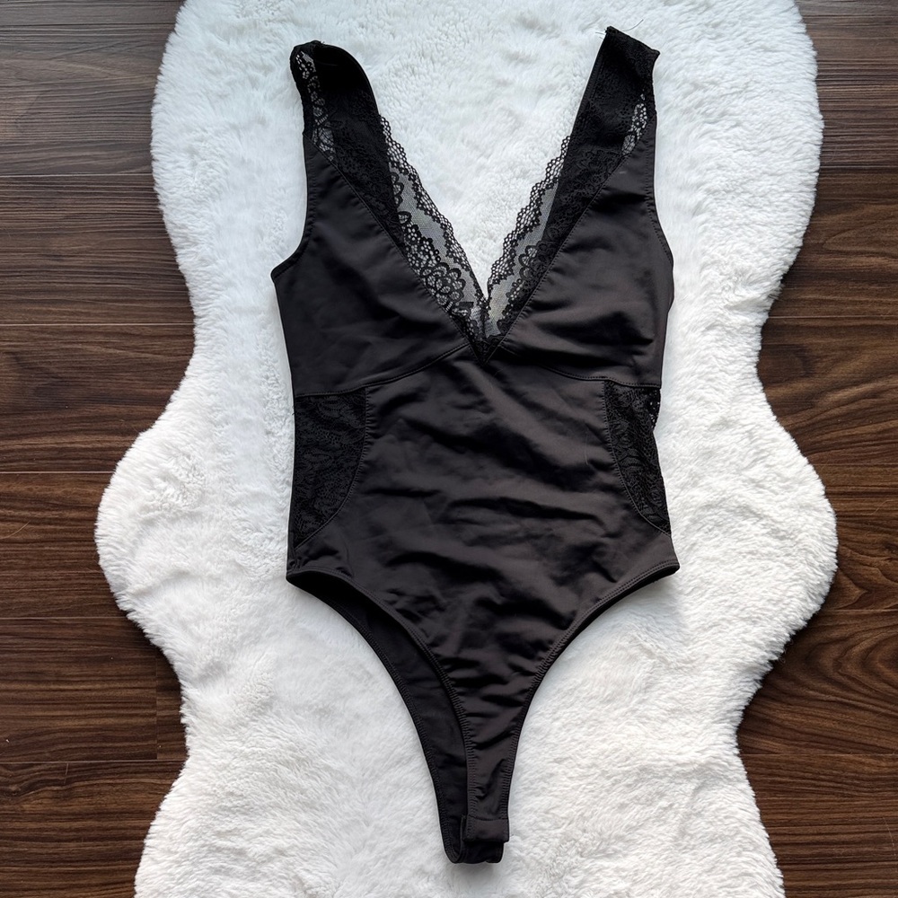 NWT Lulu's Black Lace-Trim V-Neck Spadex Bodysuit size Small